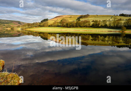 Una riflessione a specchio in Ladybower cisterna Foto Stock
