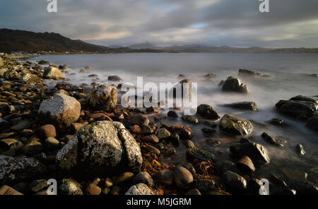 Le rocce su Loch Gairloch Litorale Foto Stock