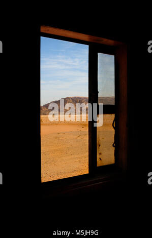 Periferia di Wadi Rum desert sono prelevati attraverso la finestra di una vecchia ferrovia a scartamento ridotto carro, Wadi Rum, Giordania Foto Stock