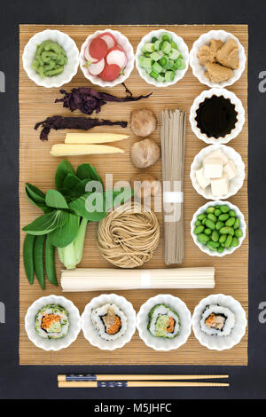 Macrobiotica sano cibo giapponese con udon e Soba Noodles, sushi, tofu, wasabi e la pasta di miso, verdure e salsa di soia Foto Stock