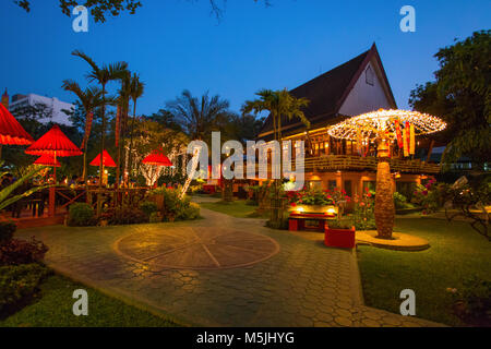 CHIANG MAI, Thailandia, 17 febbraio 2017 - Un elegante e tipico ristorante tailandese in Chiang Mai di notte, Thailandia, Asia Foto Stock