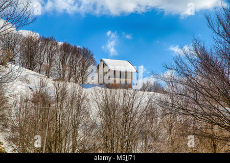 Casa isolata nella neve, la provincia di Genova, Italia. Foto Stock