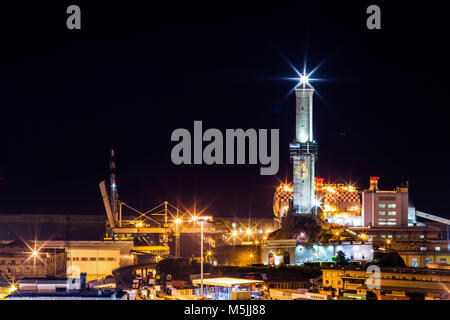 Il faro di Genova by night, Lanterna, simbolo della città. // Italia Europa Foto Stock