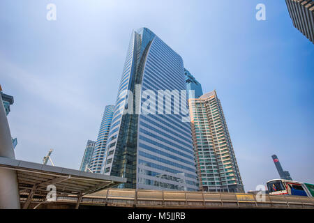 BANGKOK, Thailandia, 02 marzo 2017 - Edifici e treno in Bts stazione ferroviaria di Chong Nonsi a Bangkok, in Thailandia Foto Stock