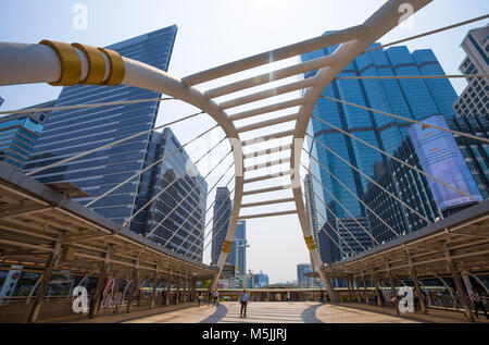 BANGKOK, Tailandia - 03 marzo 2017. Pubblico sky-a piedi alla stazione del treno sopraelevato 'Chong Nonsi' nel centro cittadino di Bangkok square, Bangkok, Thailandia. Foto Stock