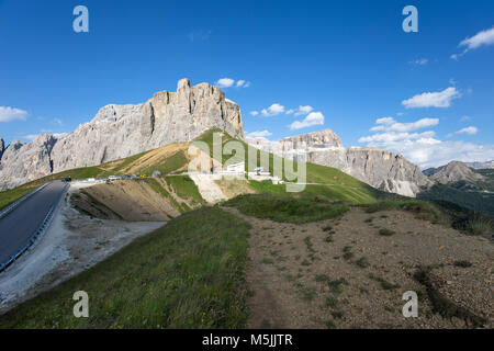 Il gruppo del Sella vicino al Passo Sella in Val Gardena e il Sass Pordoi con prati fioriti e montagna sentieri escursionistici/ Dolomiti/ Italia/ montagne Foto Stock