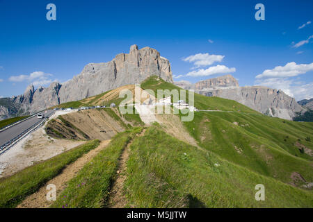 Il gruppo del Sella vicino al Passo Sella in Val Gardena e il Sass Pordoi con prati fioriti e montagna sentieri escursionistici/ Dolomiti/ Italia/ montagne Foto Stock