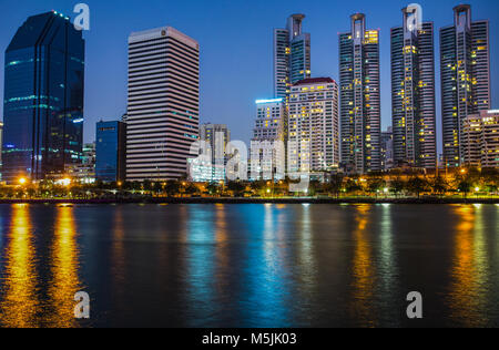 BANGKOK, Thailandia, Marzo 04, 2017 - Panorama del paesaggio urbano con grattacieli e la linea del cielo di notte dal Parco Benjakitti a Bangkok, in Thailandia Foto Stock