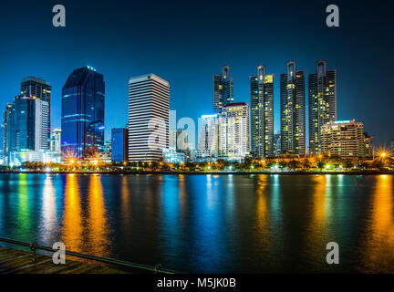 BANGKOK, Thailandia, Marzo 04, 2017 - Panorama del paesaggio urbano con grattacieli e la linea del cielo di notte dal Parco Benjakitti a Bangkok, in Thailandia Foto Stock