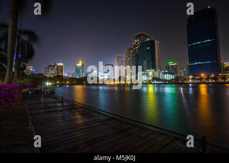 BANGKOK, Thailandia, Marzo 04, 2017 - Panorama del paesaggio urbano con grattacieli e la linea del cielo di notte dal Parco Benjakitti a Bangkok, in Thailandia Foto Stock