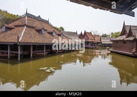 SAMUT PRAKAN, Thailandia, Marzo 6, 2017 - Mercato Galleggiante nella città antica Park, Muang Boran, Samut Prakan provincia, Thailandia Foto Stock