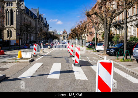 Ingegneria civile Strasburgo, urban opere stradali, segnali di avvertimento di vetture di restringimento corsie di traffico, Neustadt, Strasburgo, Alsazia, Francia, Europa Foto Stock