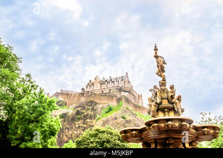 Vista sul bel castello di Edimburgo in Scozia Foto Stock