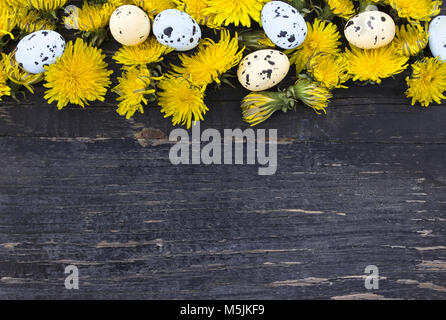 Coloratissimo uovo di pasqua bordo laterale contro il legno scuro Foto Stock