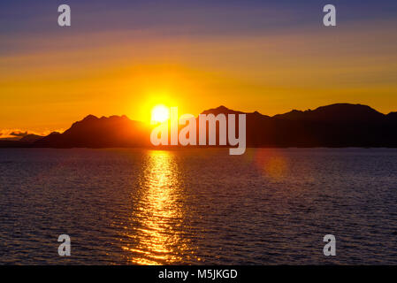 Tramonto sulle montagne delle isole Lofoten Foto Stock