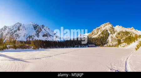 Panorama invernale del lago glaciale in Alti Tatra, Slovacchia Foto Stock