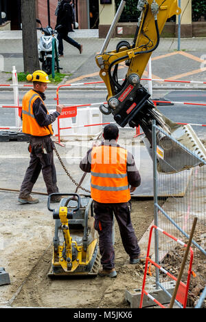 Ingegneria civile Strasburgo, 2 lavoratori, pala meccanica, piastra di vibrazione compattatore, opera urbanistica, Strasburgo, Alsazia, Francia, Europa Foto Stock