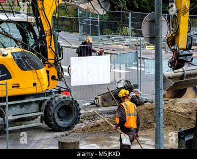 Ingegneria civile Strasburgo, lavoratori, pala meccanica servizio di scavo trincea, urbanistica, Strasburgo, Alsazia, Francia, Europa Foto Stock