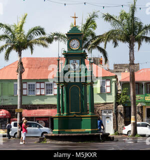 Il Berkeley Memorial Clock domina il Circus in Basseterre sull'isola caraibica di St Kitts Foto Stock