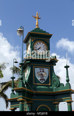 Il Berkeley Memorial Clock domina il Circus nel centro di Basseterre su St Kitts Foto Stock