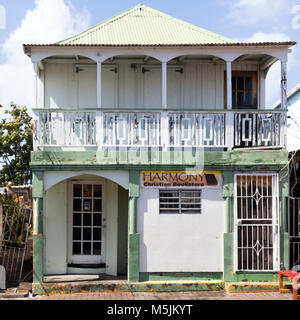 Tipica struttura in legno nella città di Basseterre su St Kitts Foto Stock