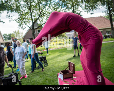 Le statue viventi Festival è stata celebrata nel villaggio olandese di roldo, nella provincia di Drenthe (Paesi Bassi). Il Festival contati con arou Foto Stock