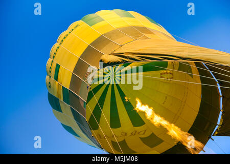 Primo piano della mongolfiera bruciano per il decollo. Foto Stock