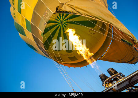 Primo piano della mongolfiera bruciano per il decollo. Foto Stock