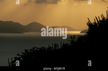 Il sole tramonta sull'isola di San Tommaso come si vede dall'isola di San Giovanni negli Stati Uniti Isole Vergini. Foto Stock