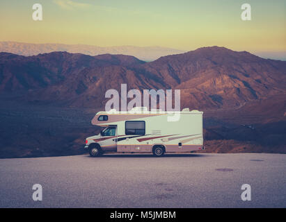 Retrò RV Camper nel deserto californiano deserto al tramonto Foto Stock
