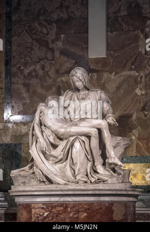 Roma, Italia - 15 febbraio 2018: famosa scultura rinascimentale 'La Pietà di Michelangelo Buonarroti nella Basilica di San Pietro in Vaticano Foto Stock