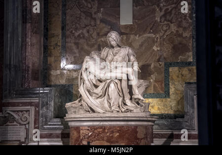 Roma, Italia - 15 febbraio 2018: famosa scultura rinascimentale 'La Pietà di Michelangelo Buonarroti nella Basilica di San Pietro in Vaticano Foto Stock