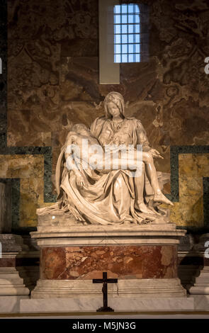 Roma, Italia - 15 febbraio 2018: famosa scultura rinascimentale 'La Pietà di Michelangelo Buonarroti nella Basilica di San Pietro in Vaticano Foto Stock