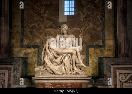 Roma, Italia - 15 febbraio 2018: famosa scultura rinascimentale 'La Pietà di Michelangelo Buonarroti nella Basilica di San Pietro in Vaticano Foto Stock