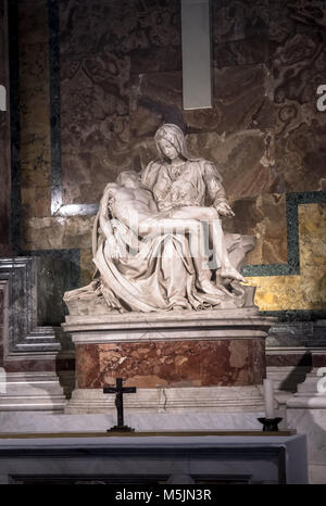 Roma, Italia - 15 febbraio 2018: famosa scultura rinascimentale 'La Pietà di Michelangelo Buonarroti nella Basilica di San Pietro in Vaticano Foto Stock