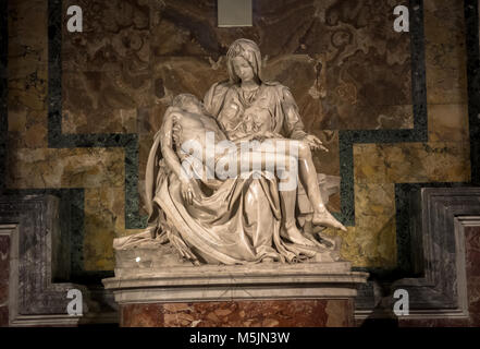 Roma, Italia - 15 febbraio 2018: famosa scultura rinascimentale 'La Pietà di Michelangelo Buonarroti nella Basilica di San Pietro in Vaticano Foto Stock