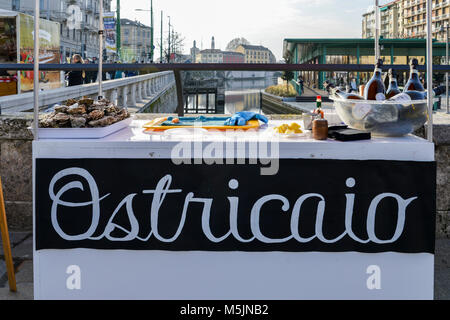 Milano, Italia - Feb 24, 2018: ostriche fresche in vendita nella Darsena quartiere di Milano, Italia. Ostriciao è italiano per le ostriche Foto Stock