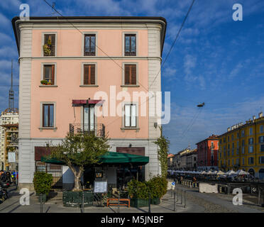 Builings e il mercato delle pulci lungo il Naviglio Grande canal in bohemien quartiere dei Navigli di Milano, Italia. Il canale è lunga 50 km fino al Lago Maggiore Foto Stock