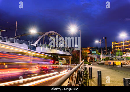 Park Square Bridge, noto anche come il Ponte Supertram.Questo ponte porta il supertram di Sheffield sistema dalla Strada Commerciale sul Park Square Foto Stock