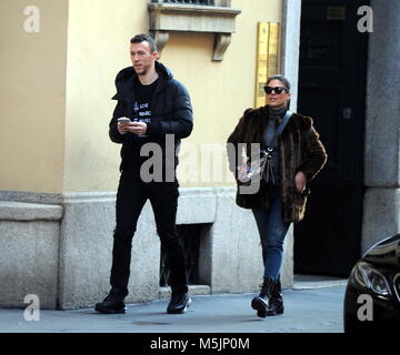 Calciatore croato Ivan Perišić e sua moglie arrivare nel centro della città per fare un po' di shopping a Stella McCartney quindi i due andare a pranzo al Salumaio di Montenapoleone con: Ivan Perišić, Josipa Perišić Dove: Milano, Italia Quando: 23 Gen 2018 Credit: IPA/WENN.com * * disponibile solo per la pubblicazione in UK, USA, Germania, Austria, Svizzera** Foto Stock