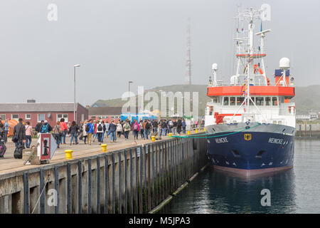 Le persone appena sbarcato il traghetto a Isola Helgoland Foto Stock