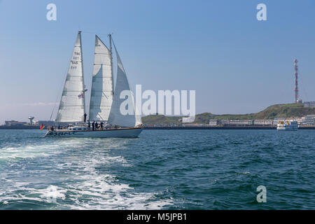 Il tedesco nave a vela con passeggeri entrando in porto di Helgoland Foto Stock