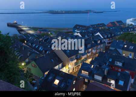 Notte antenna Vista village Helgoland con lluminated main street Foto Stock