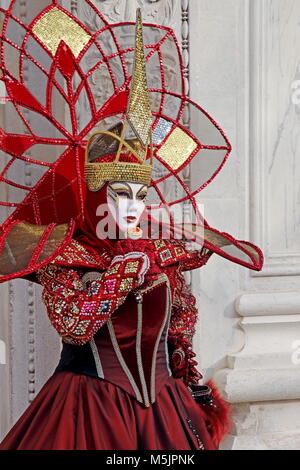 Venezia, Italia- Febbraio 198th, 2012:Una donna ina bel vestito e