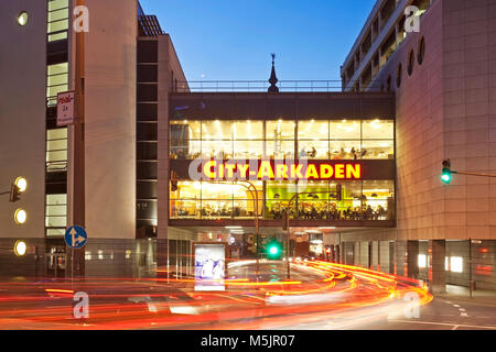 City-Arkaden nel crepuscolo,Wuppertal,Bergisches Land,della Renania settentrionale-Vestfalia,Germania Foto Stock