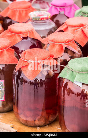 Composta di fragola in banche, la bevanda a base di frutti di bosco Foto Stock