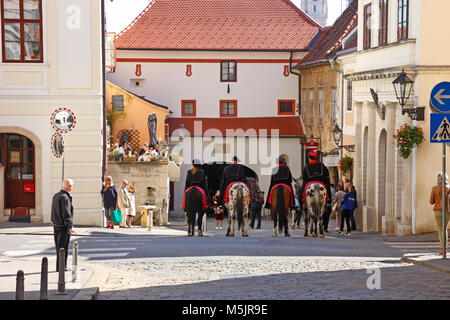 Croazia Zagabria, 1 ottobre 2017: quattro cavaliere, membri della Cravat reggimento, di fronte alla vecchia fortezza Gate, Zagabria, Croazia Foto Stock
