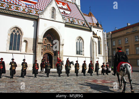 Croazia Zagabria, 1 ottobre 2017: il cambio della guardia, membri della Cravat reggimento di fronte alla chiesa di San Marco, Zagabria Foto Stock