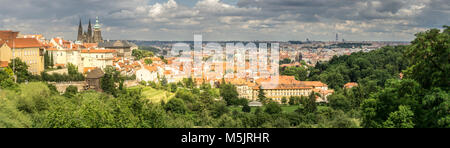 Immagine panoramica di Praga, tra cui il Castello di Praga e Praga Città Vecchia dalle altezze del Monastero di Strahov. Foto Stock