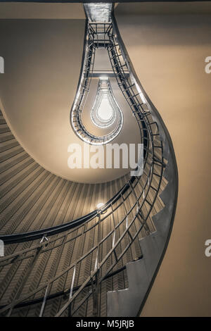 La luce a forma di bulbo scala al Grand Orient Cafe nella città vecchia di Praga. Foto Stock